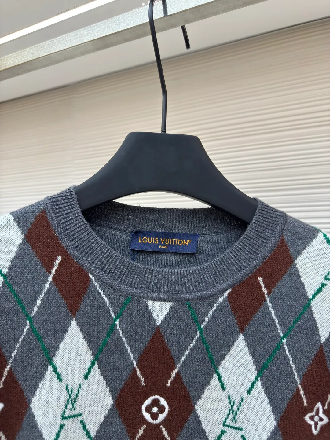 LOUIS VUITTON diamond check crew neck sweater ●Item number: 1680039-B10 ●Fabric: wool fabric ●Technology: knitting ●Version: fitted version ●Weight: about 690 grams ●Size: XS-S-M-L ●Description: The wool material is made of 48/2 fine count 50% Basulan worsted wool yarn, and is woven with a 3-color jacquard technique on a 14-gauge wool loom imported from Germany. The pattern is purely hand-drawn. It takes 290 minutes for a single piece. The fabric piece needs to be stitched and then dismantled and embroidered by hand. The embroidery uses a high-speed embroidery machine for positioning embroidery. The back is spliced with turtle back with Hassel thread, and it is customized with three-label washing. The overall wiring is straight and delicate, the fabric is comfortable and soft, and the color is consistent without color difference. It can be matched with the same style to create a fashionable look and control various occasions. Customized accessories, complete with three standards, same style for men and women!
